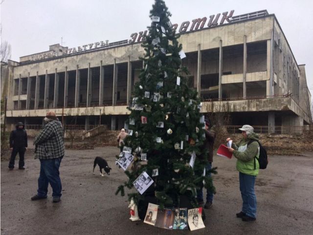 У Прип'яті вперше за 33 роки встановили ялинку - фото 376376