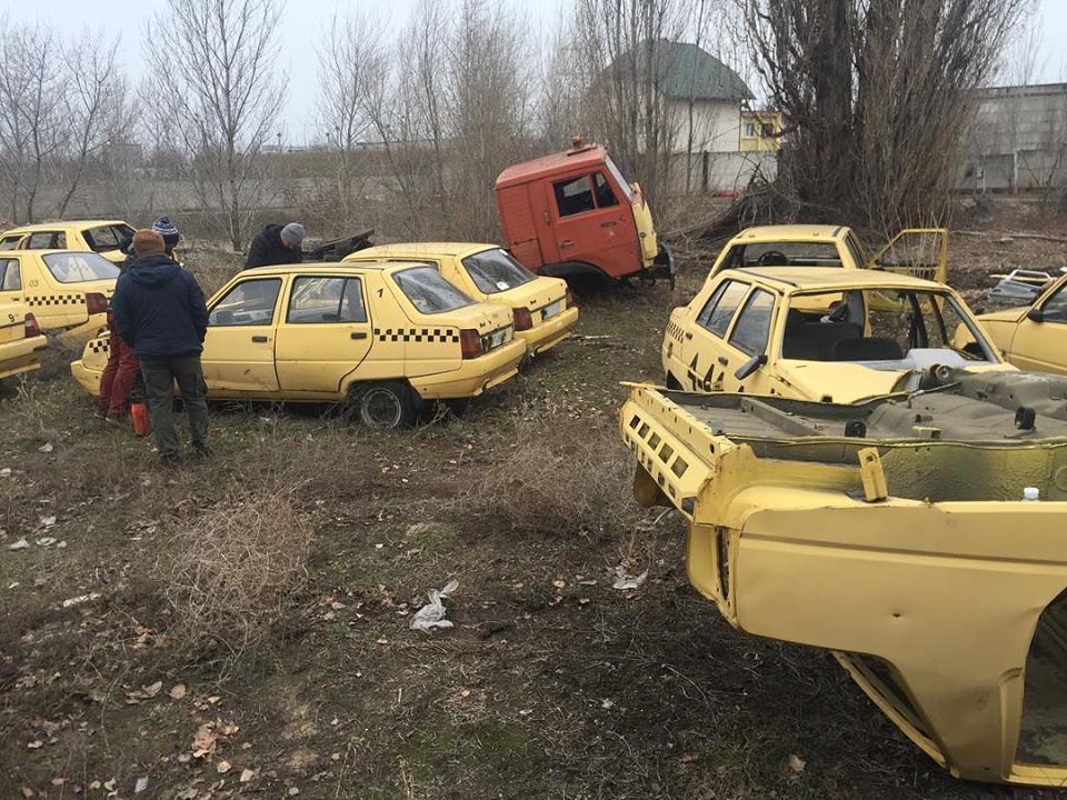 У мережі показали кладовище старих українських таксі: атмосферні фото - фото 376458