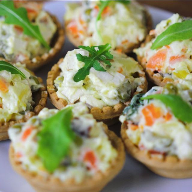 Олів'є на Новий рік 2025: прості та цікаві рецепти приготування салату у фото - фото 376469