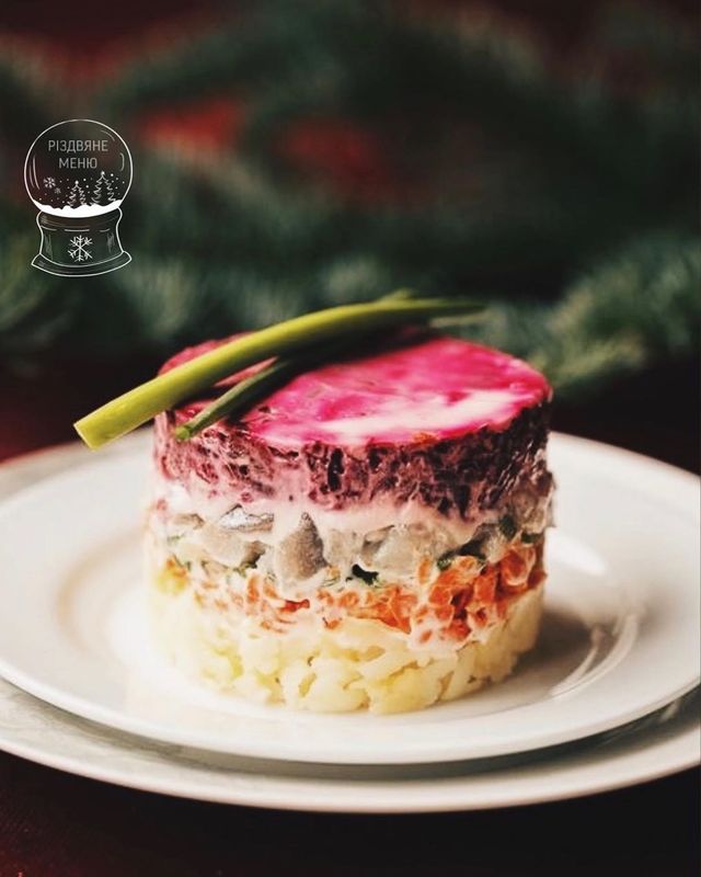 Оселедець під шубою: покрокові рецепти салату на Новий рік 2025 - фото 376478