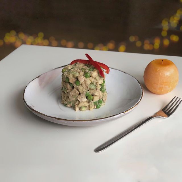 Олів'є на Новий рік 2025: прості та цікаві рецепти приготування салату у фото - фото 376480