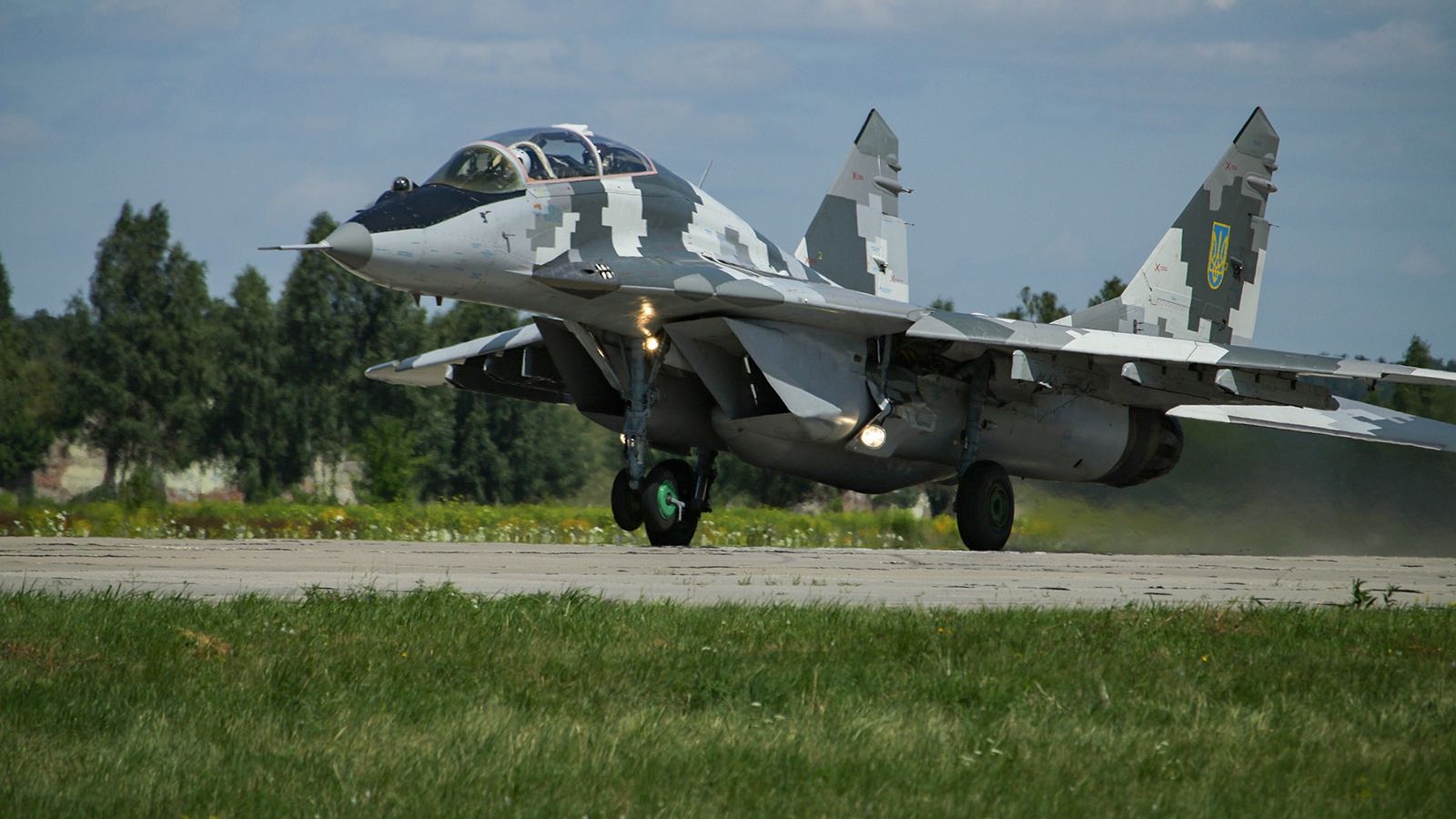 У мережі показали посадку в Луцьку надзвукового винищувача: вражаюче відео