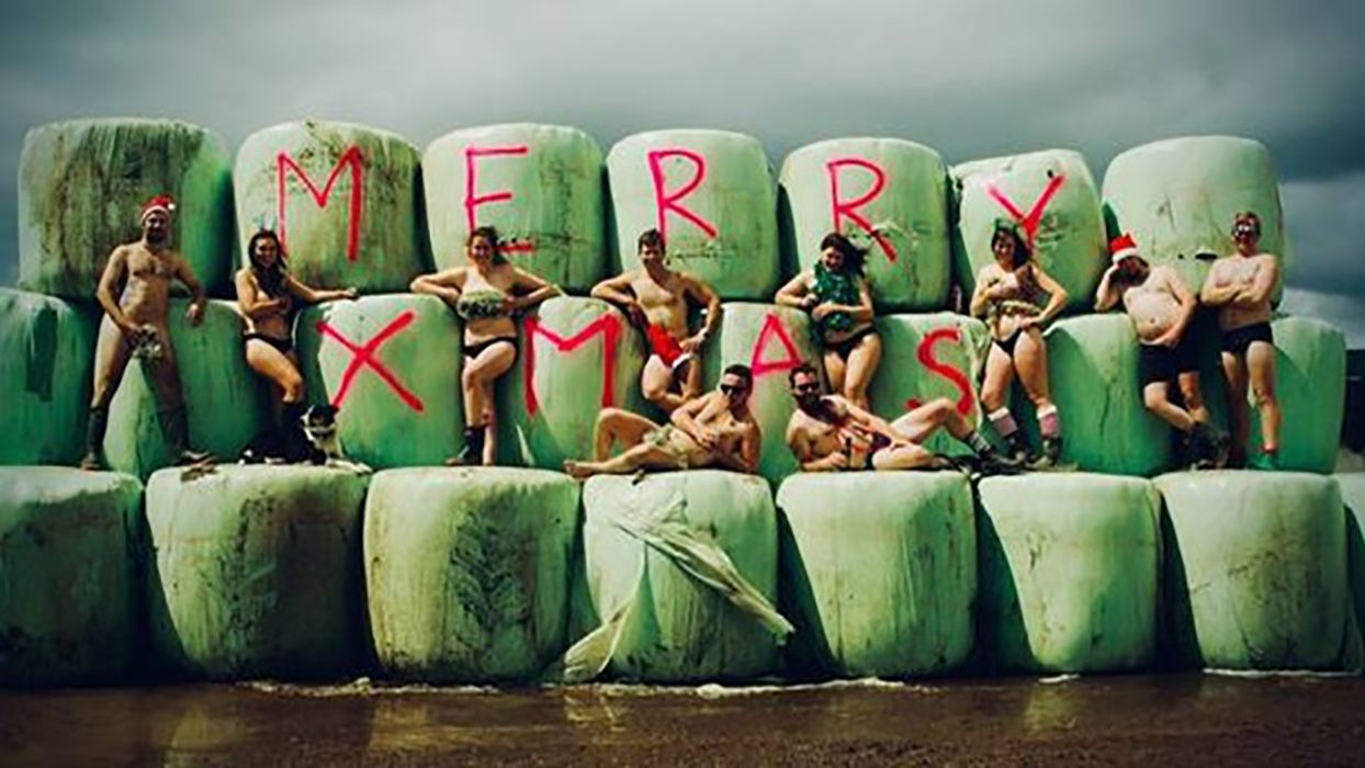 Новозеландські фермерки роздяглися для календаря: фото 18+