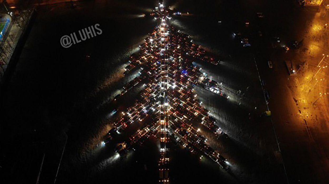 У Харкові сотні авто створили яскраву ялинку: відео