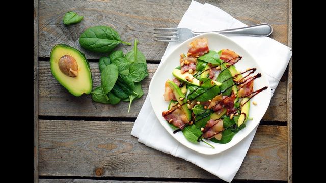 Салати без майонезу на Новий рік 2025: прості рецепти корисних страв - фото 376975