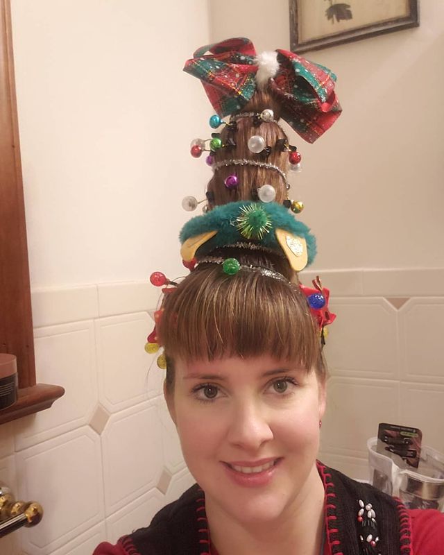 Ялинка замість зачіски: кумедні фото, які змусять усміхнутись - фото 377153