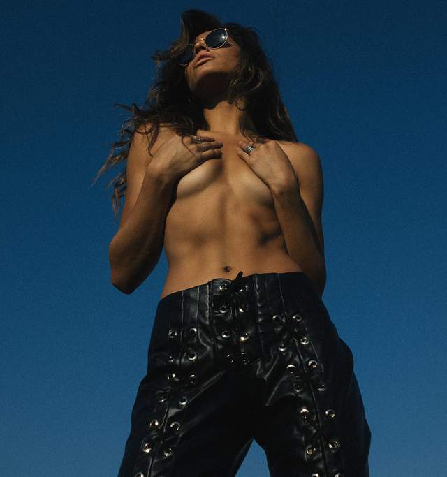 Дівчина тижня: зухвала модель Лорена Медіна, яка обожнює зніматися голяка (18+) - фото 377202