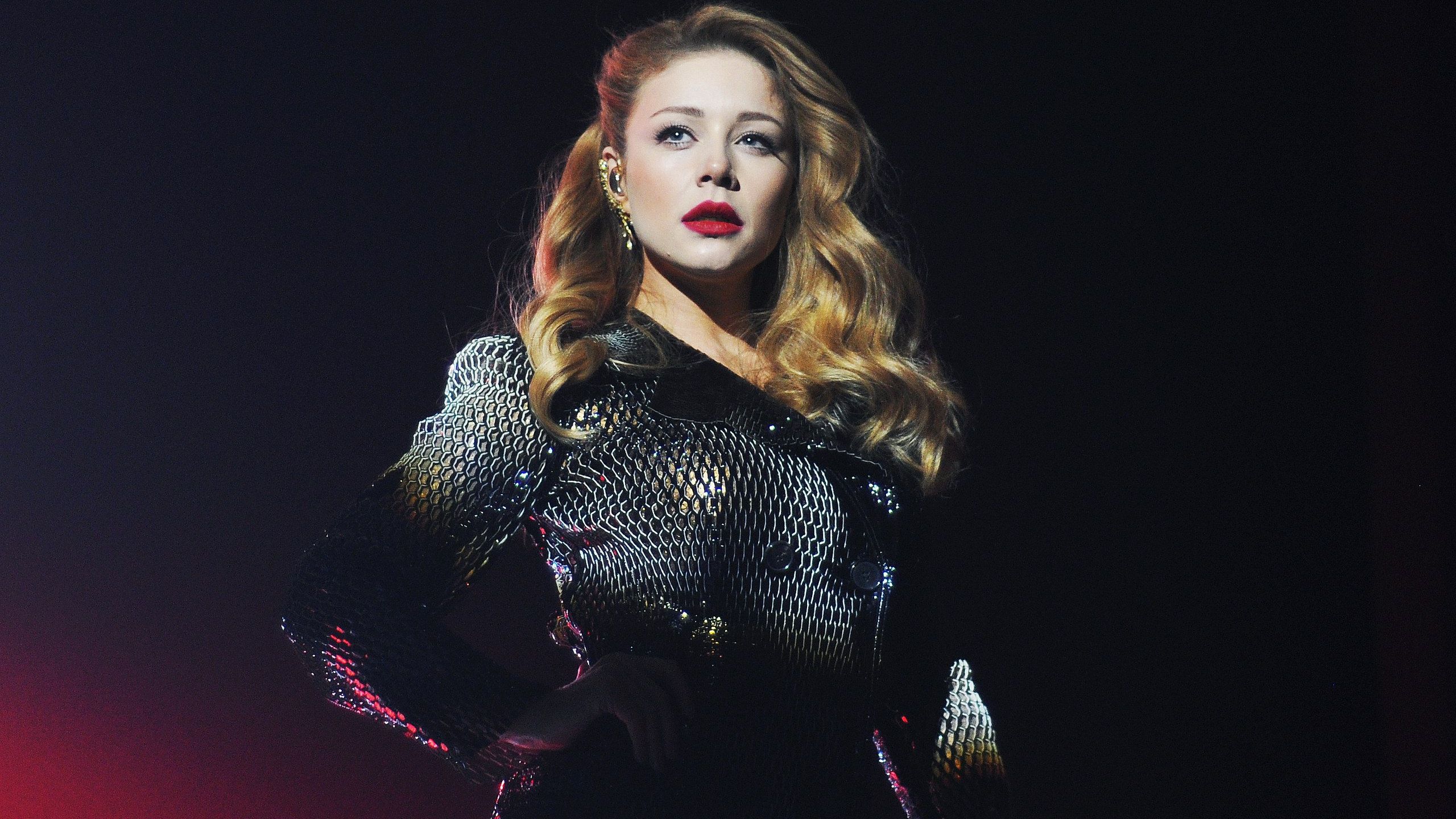 Тіна Кароль розважила українців у химерній сукні