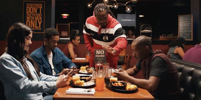 Папа Римський закликав відкладати смартфон задля спілкування - фото 377438