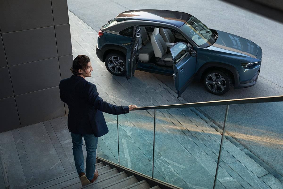 У Mazda пояснили скромний запас ходу MX-30 - фото 1