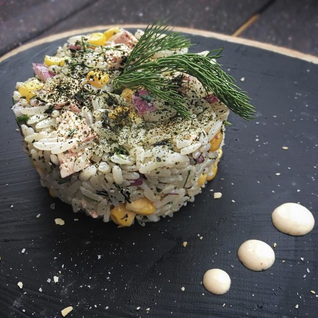 Салат з крабовими паличками на Новий рік: рецепти приготування у фото - фото 377524