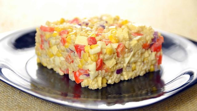 Салат з крабовими паличками на Новий рік: рецепти приготування у фото - фото 377535