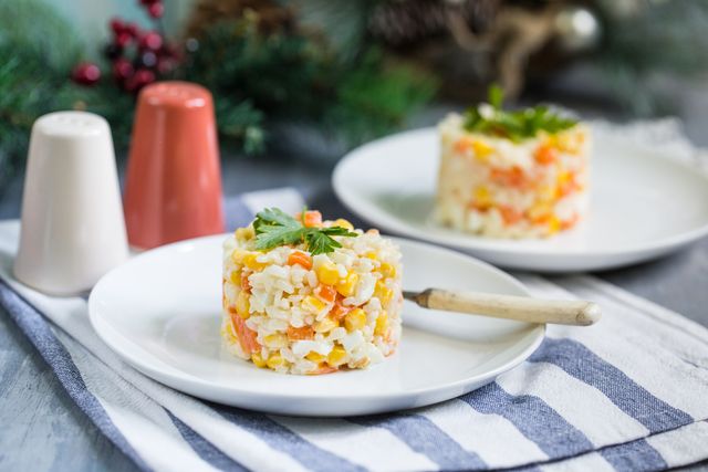 Салат з крабовими паличками на Новий рік: рецепти приготування у фото - фото 377536