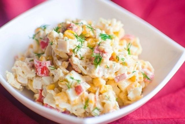 Салат з крабовими паличками на Новий рік: рецепти приготування у фото - фото 377537