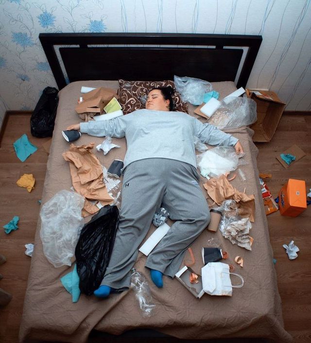 Епатажна Alyona Alyona знялася в купі сміття - фото 377738