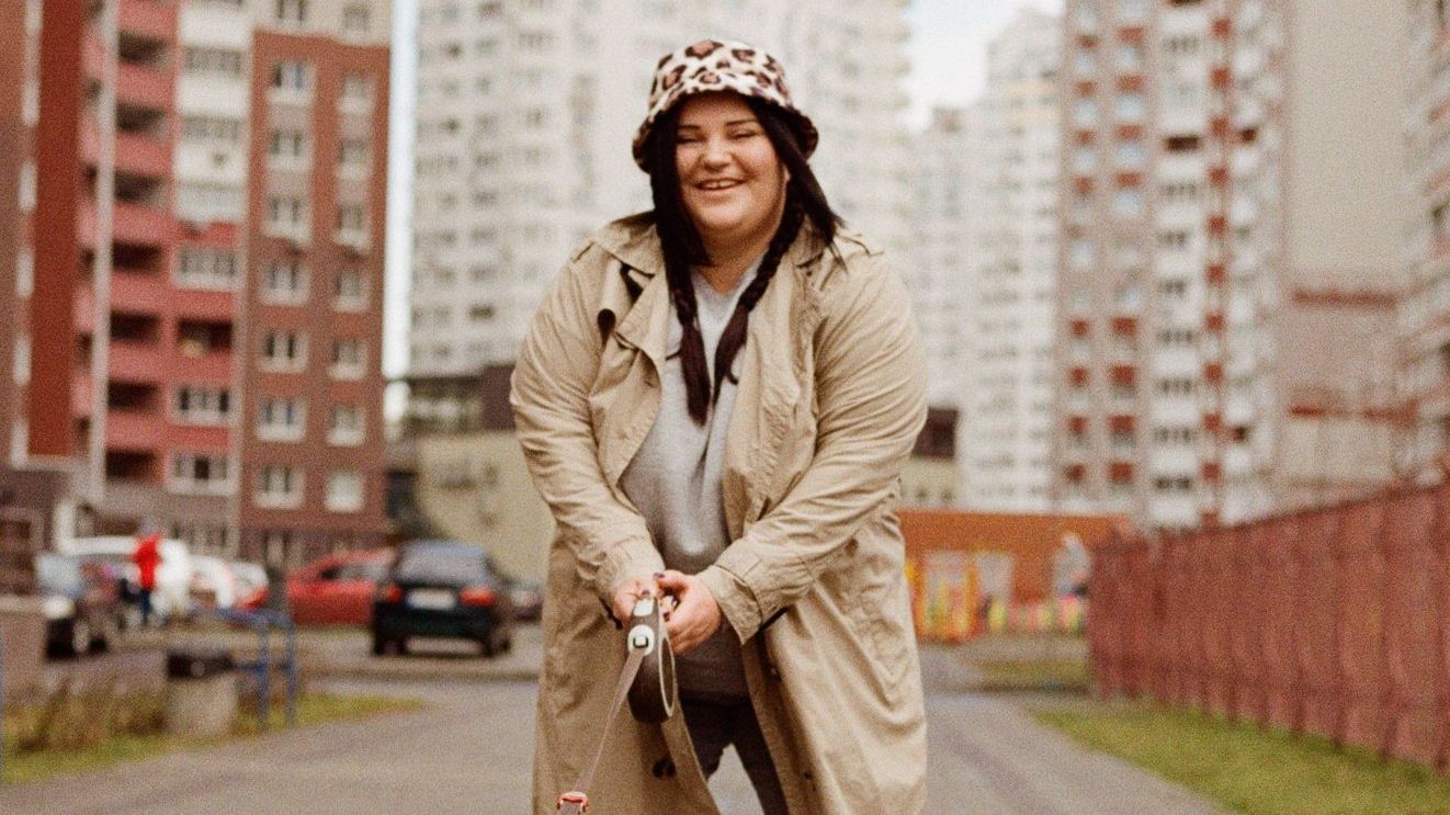 Епатажна Alyona Alyona знялася в купі сміття