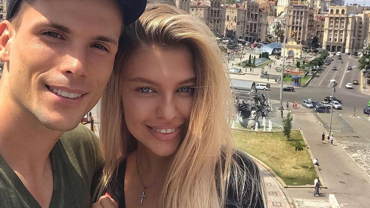 Гаряча подружка гравця Динамо блиснула пишним бюстом