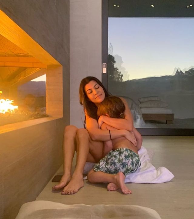 'Гола' Кортні Кардашян на підлозі збентежила мережу - фото 377943