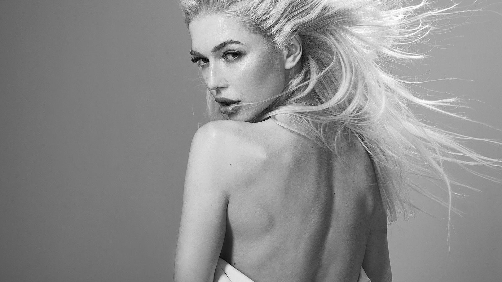 Сексуальна учасниця ВІА Гри позувала в чорній білизні