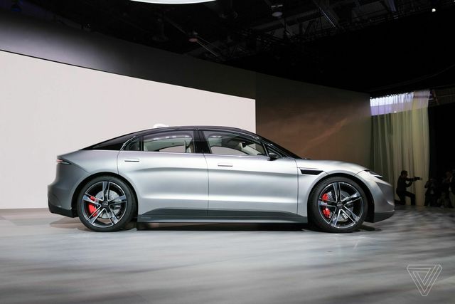 Sony показала свій перший майбутній електромобіль Vision-S - фото 378573