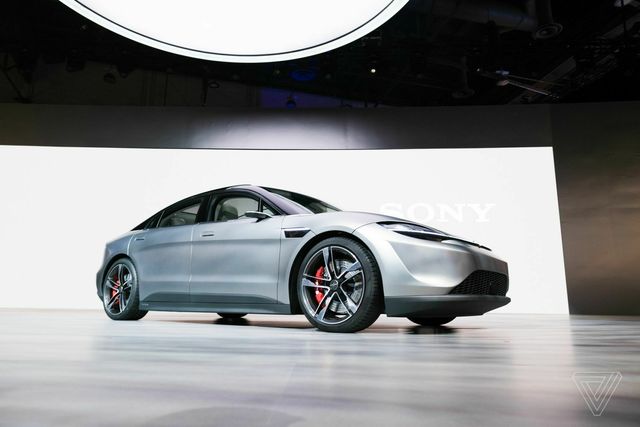 Sony показала свій перший майбутній електромобіль Vision-S - фото 378574