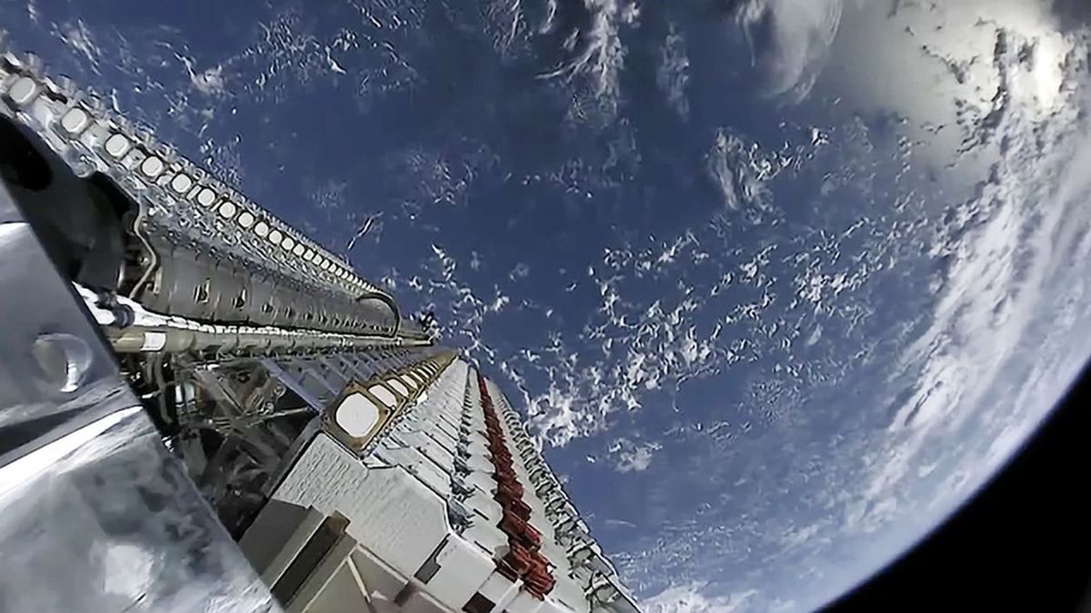 SpaceX запустила в космос 60 супутників - фото 1