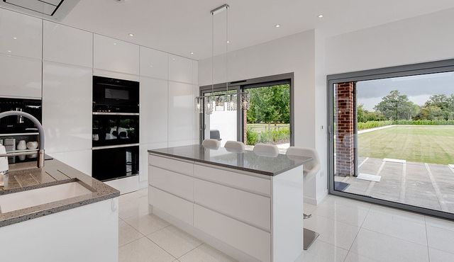 Стару водонапірну вежу перетворили у сучасне житло: ефектні фото - фото 378587