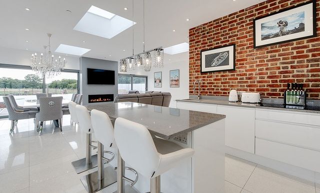 Стару водонапірну вежу перетворили у сучасне житло: ефектні фото - фото 378592