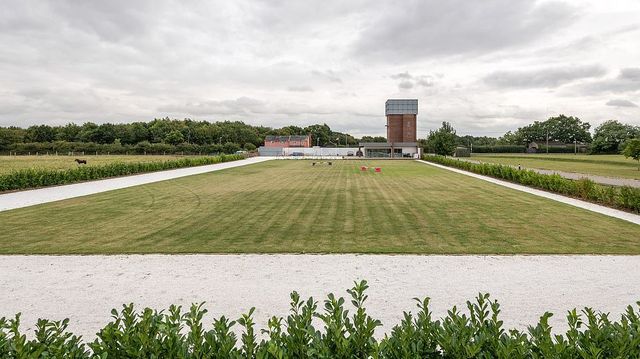 Стару водонапірну вежу перетворили у сучасне житло: ефектні фото - фото 378593