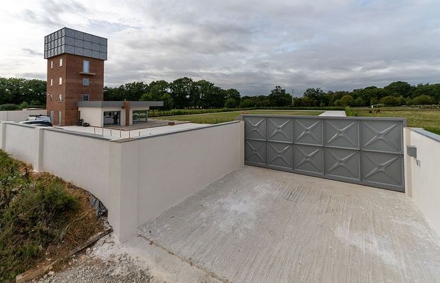 Стару водонапірну вежу перетворили у сучасне житло: ефектні фото - фото 378594