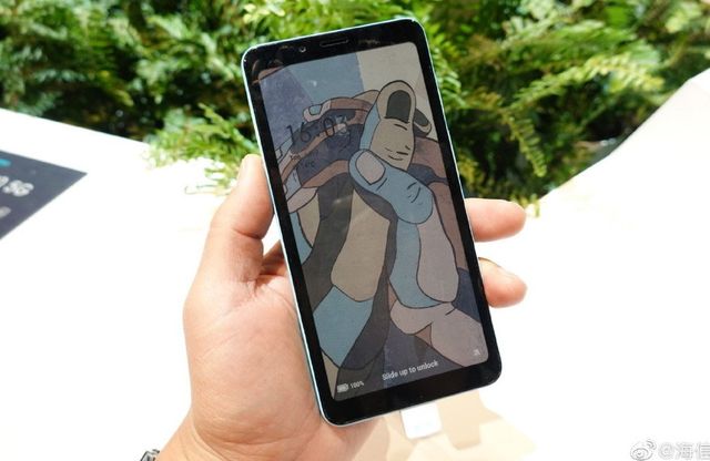 Представлено перший смартфон з кольоровим 'чорнильним' дисплеєм - фото 378723