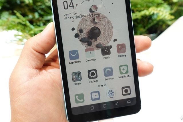 Представлено перший смартфон з кольоровим 'чорнильним' дисплеєм - фото 378724