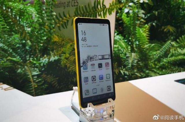 Представлено перший смартфон з кольоровим 'чорнильним' дисплеєм - фото 378725