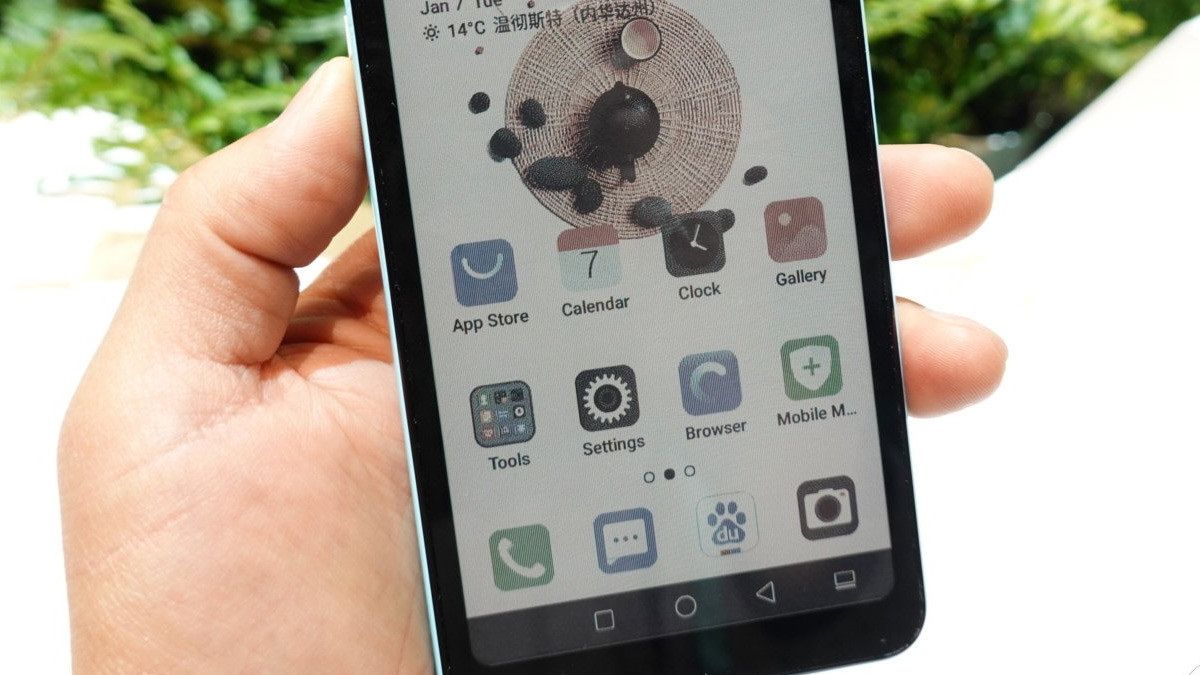 Представлено перший смартфон з кольоровим 