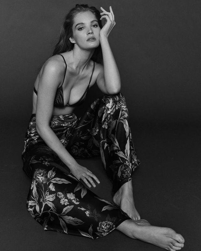 Руда бестія: модель Victoria's Secret показала пікантні фото - фото 378756