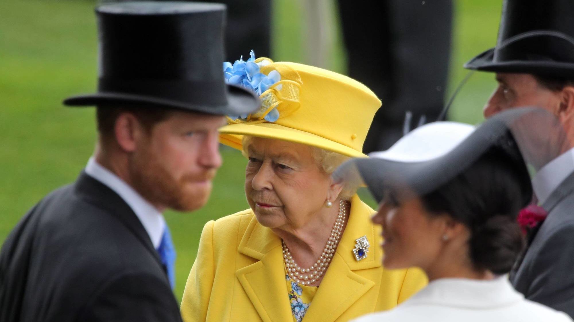 З'явилася реакція Єлизавети II на складення повноважень принцом Гаррі та Меган Маркл