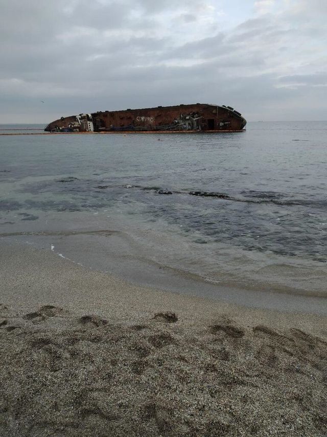 Затонулий танкер в Одесі став новою локацією для фотосесій - фото 378826