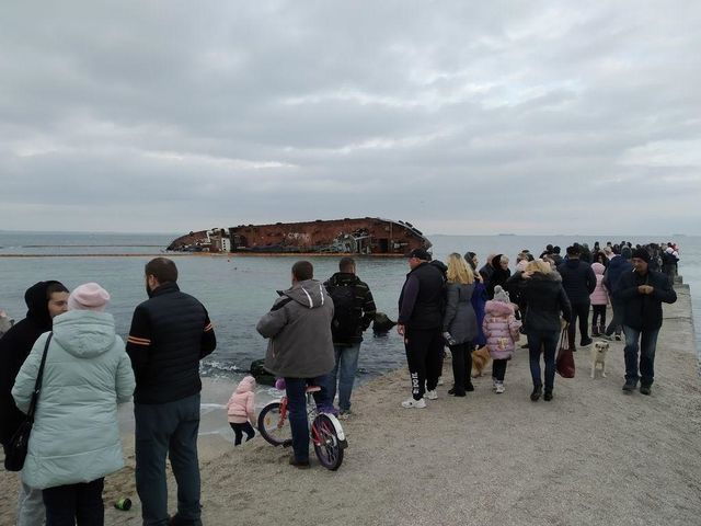 Затонулий танкер в Одесі став новою локацією для фотосесій - фото 378829