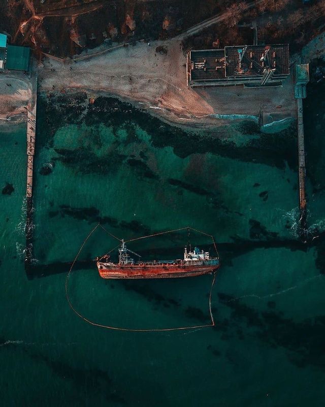 Затонулий танкер в Одесі став новою локацією для фотосесій - фото 378830