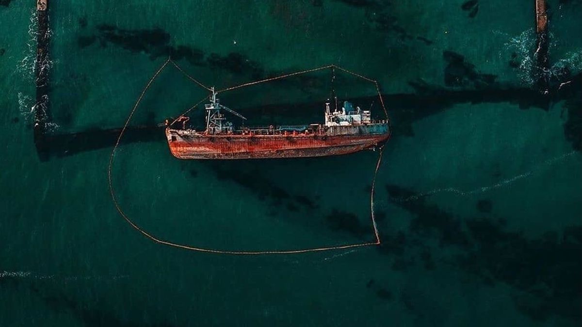 Затонулий танкер в Одесі став новою локацією для фотосесій - фото 1