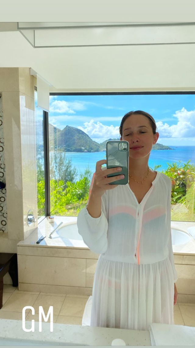 Катя Осадча похизувалася пляжним образом у прозорій сукні - фото 379005