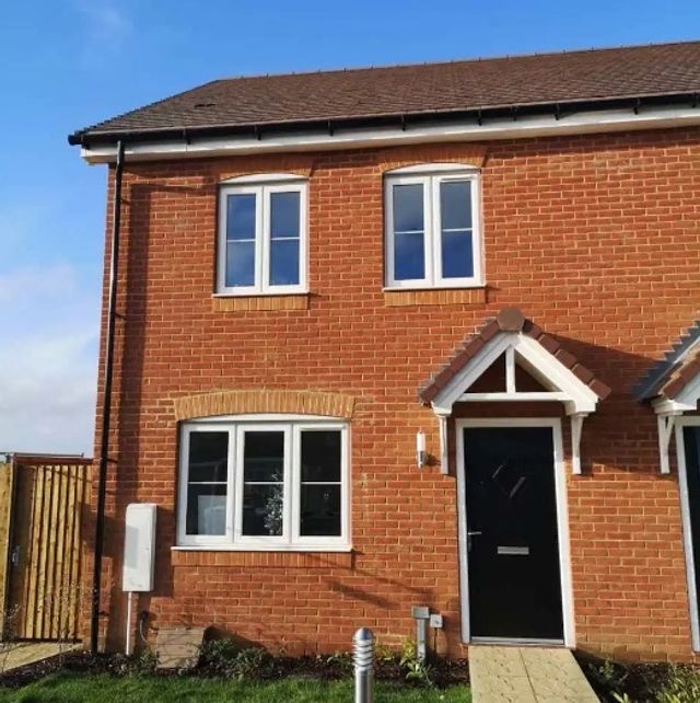 Любителька шопінгу продала старий одяг і купила будинок - фото 379010