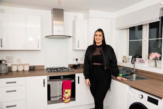 Любителька шопінгу продала старий одяг і купила будинок - фото 379011