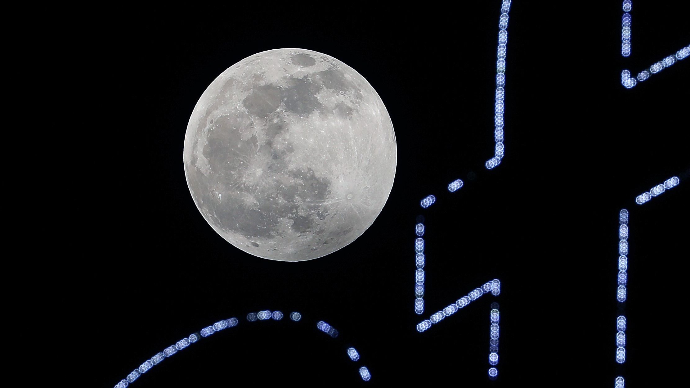 Перше місячне затемнення 2020: з'явились дивовижні фото Вовчого місяця