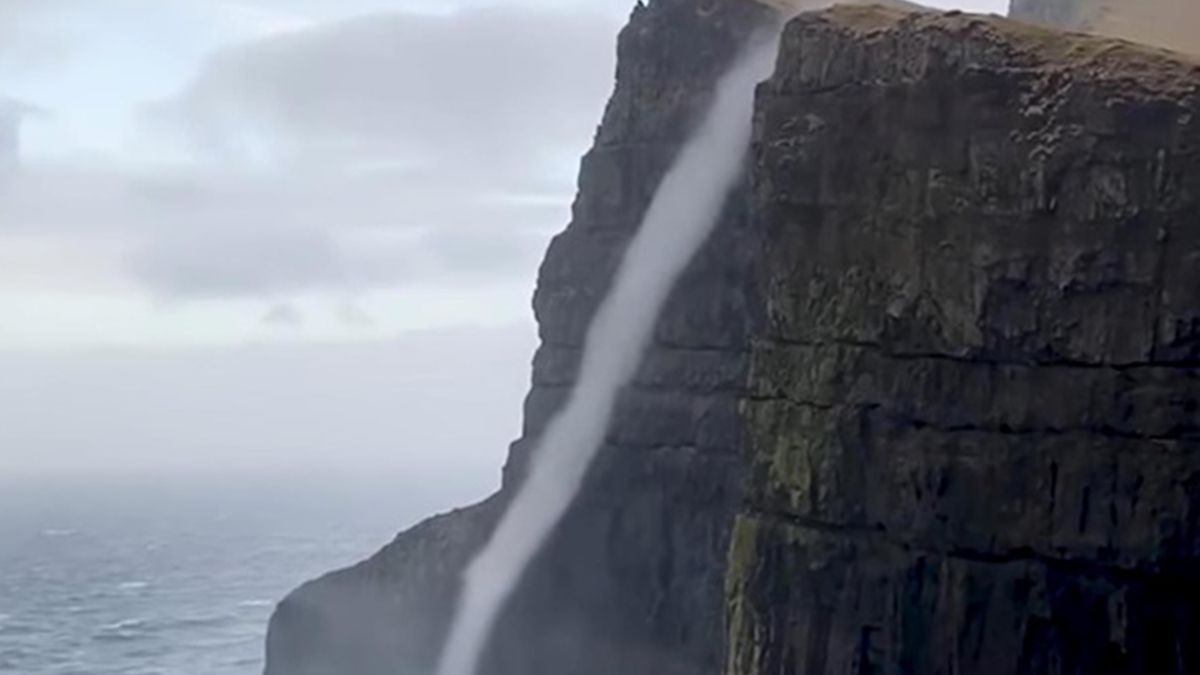 Водоспад навпаки: мережу здивувала вода, яка тече вгору по скелі (відео)