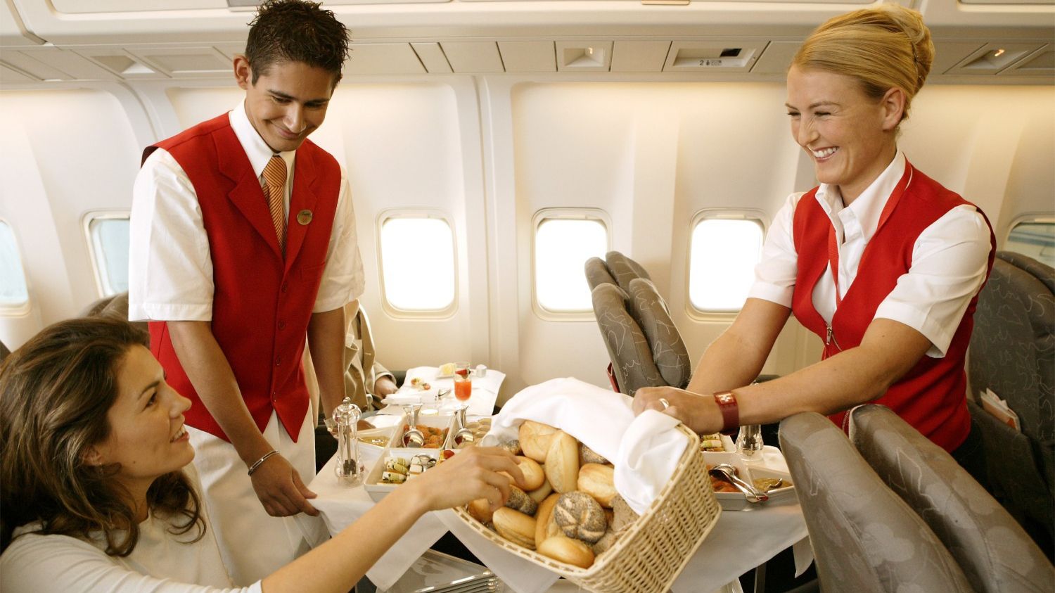 Мережа обговорює дивний перекус жінки в літаку: відео - фото 1