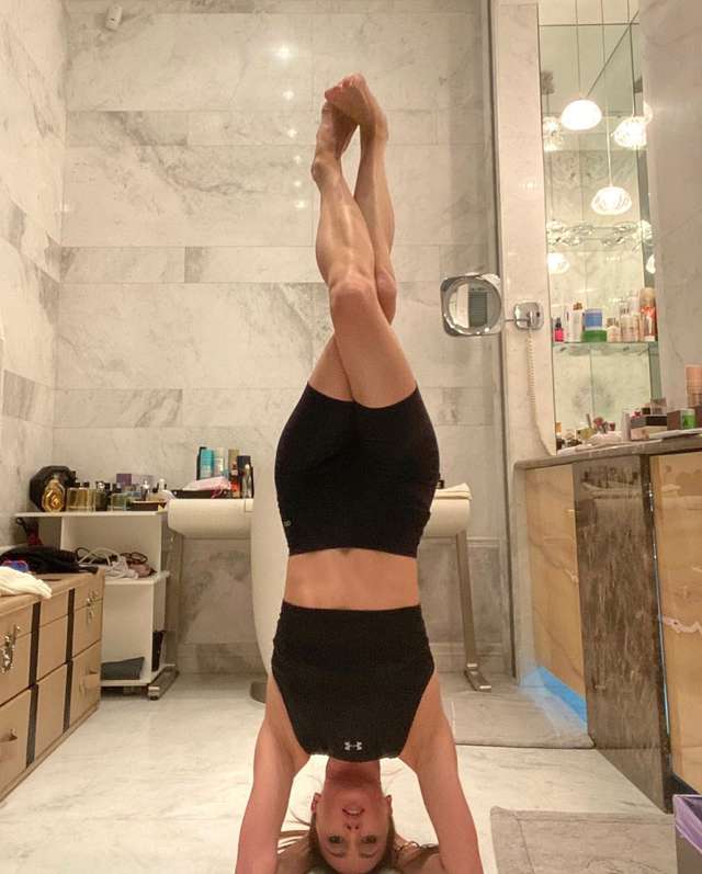 Анна Різатдінова вразила мережу складними позами з йоги: спокусливі фото - фото 379370