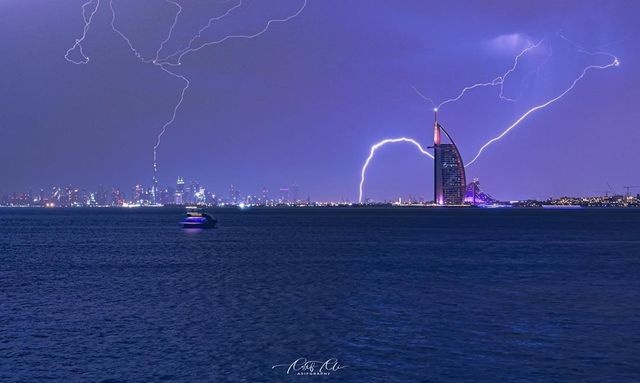 У найвищу будівлю світу вдарила блискавка: вражаючі кадри - фото 379389