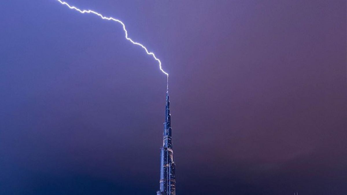 У найвищу будівлю світу вдарила блискавка: вражаючі кадри