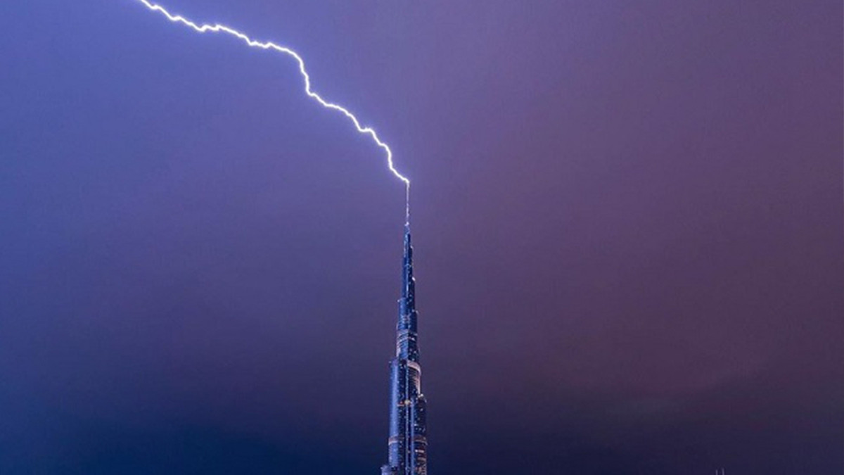 У найвищу будівлю світу вдарила блискавка: вражаючі кадри - фото 1